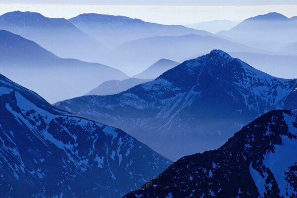 Nebbia di montagna blu