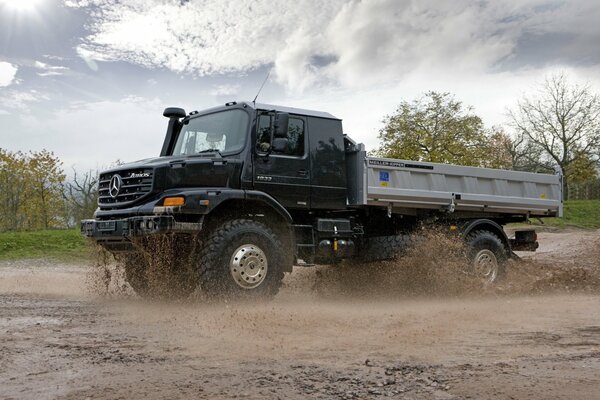 Mächtiger LKW von Mercedes knetet Schlamm