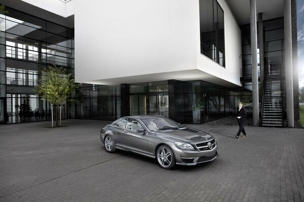 Mercedes plateada en el sitio cerca del edificio