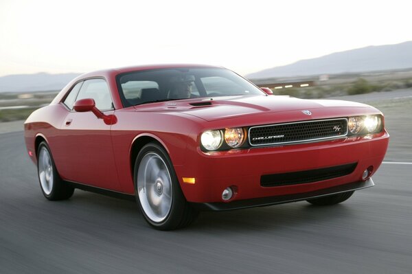 Voiture rouge chic sur la route