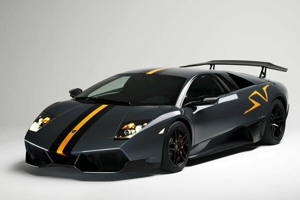 Potente lamborghini con acentos brillantes y Spoiler