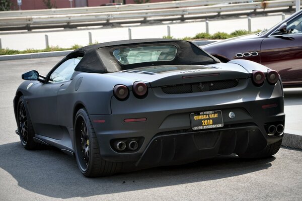 Matowe Ferrari F 430 na drodze