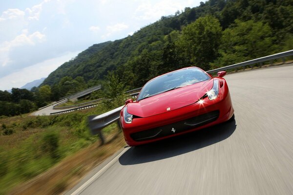 Ferrari rojo en movimiento