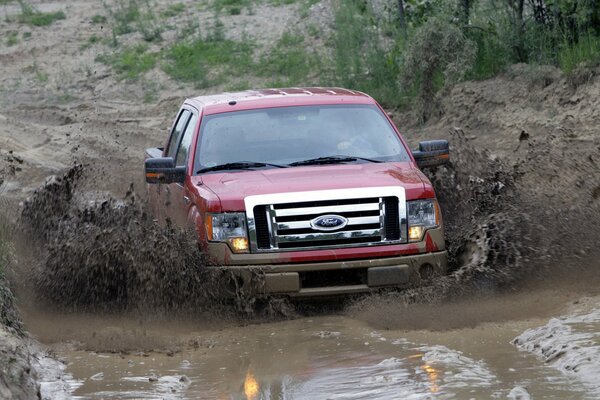 Ford rojo pasa con confianza fuera de la carretera 