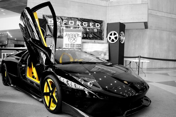 Lamborghini murquielago con porte verticali