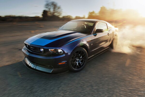 Ford, voiture noire, voiture étrangère Mustang