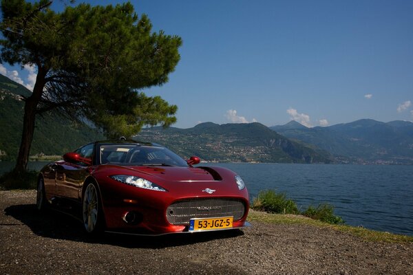 El coche deportivo rojo Spider se encuentra en medio del agua