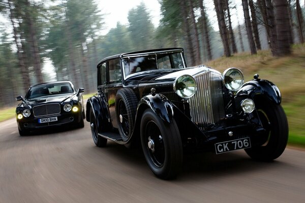 Czarny Bentley wyścig z innym samochodem