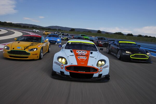 Aston martin. un clásico insuperable. en la pista de carreras