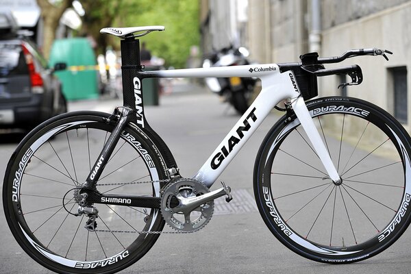 Bicicleta Colombia Gigante en blanco y negro en el fondo de la ciudad