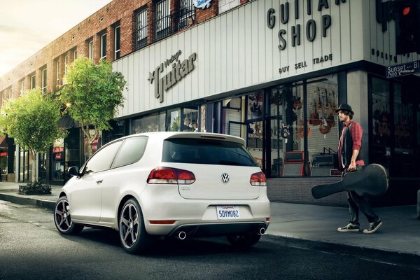 Mężczyzna kupił gitarę i poszedł do Volkswagena w kolorze białym