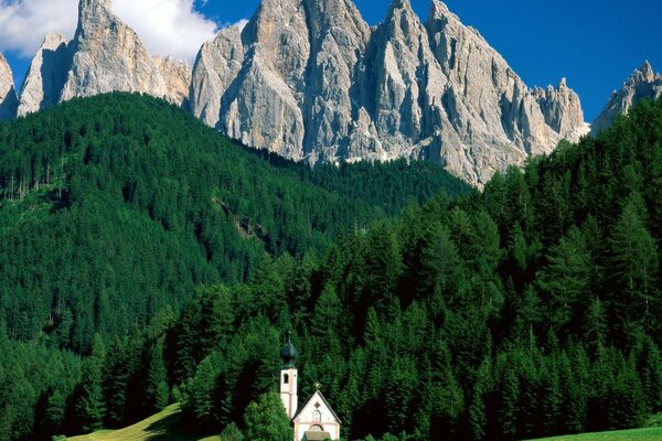 Piccola cappella vicino alla bellissima montagna