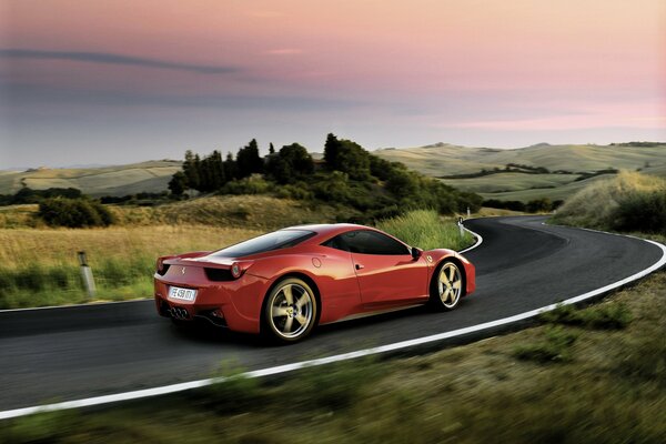 Voiture rouge sur la piste