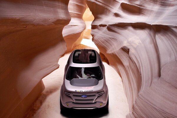 Ford dans les montagnes troglodytes