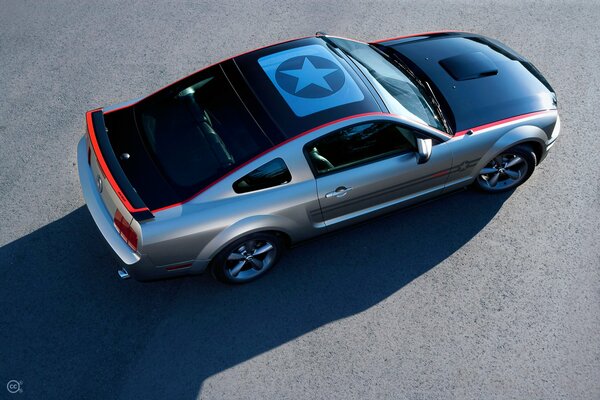 Ford Mustang auf Asphalt Hintergrund