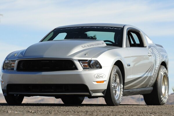 Srebrny Ford Mustang 2010