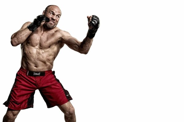 Wojownik Randy Couture podczas uderzenia na białym tle