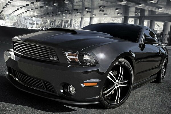 Mustang noir dans un parking souterrain