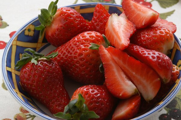 Fragole rosse succose in un piatto