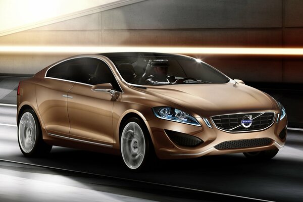 Volvo S60 marron sur la route