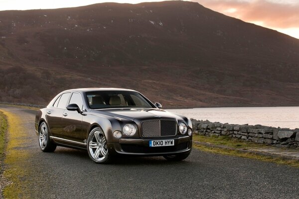 Auto di Bentley su un bellissimo paesaggio