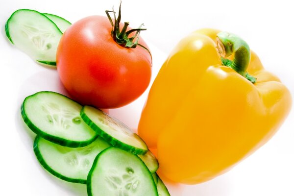 Verduras ogro tomate y pimienta sobre un fondo blanco