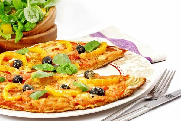 Pizza sur une assiette avec des couverts