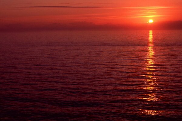 La superficie del agua. Puesta de sol roja