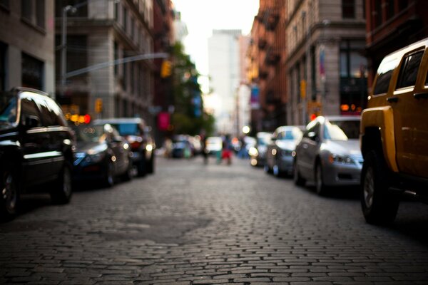 Autos auf den Straßen der Stadt in Unschärfe