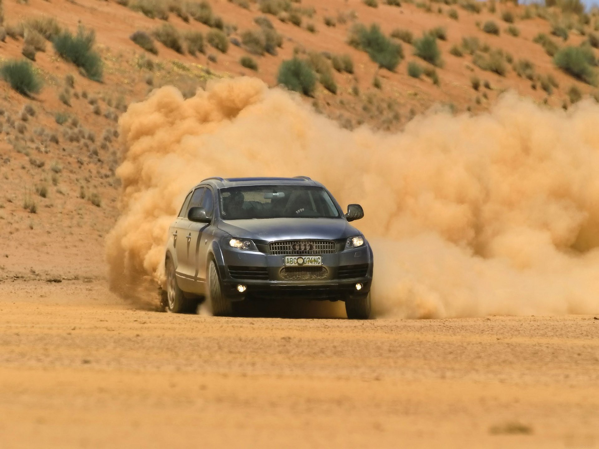 deserto sabbie pareti auto automobili polvere vento con auto carriole audi girare polvere vento