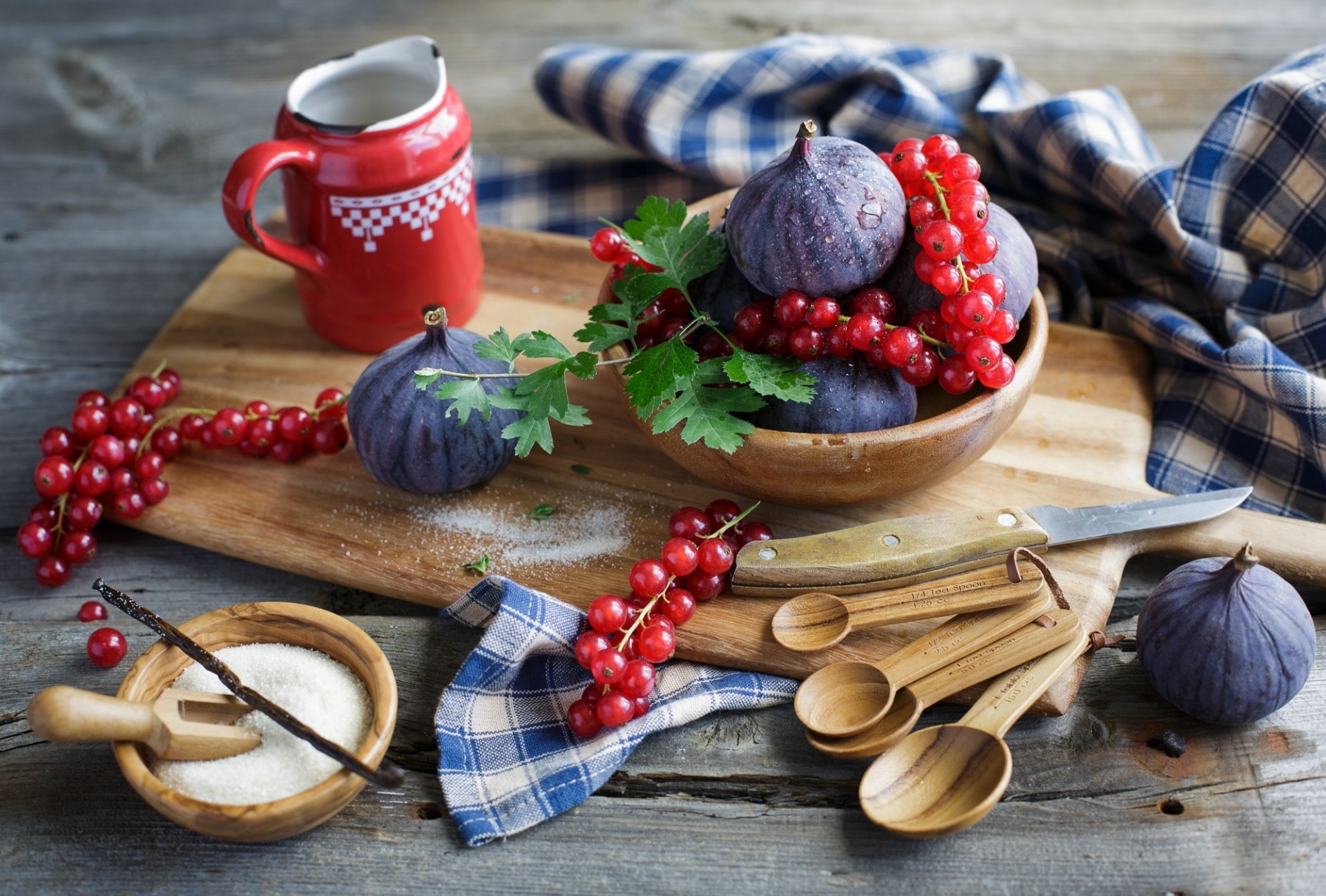 figs bed berries red currant sugar