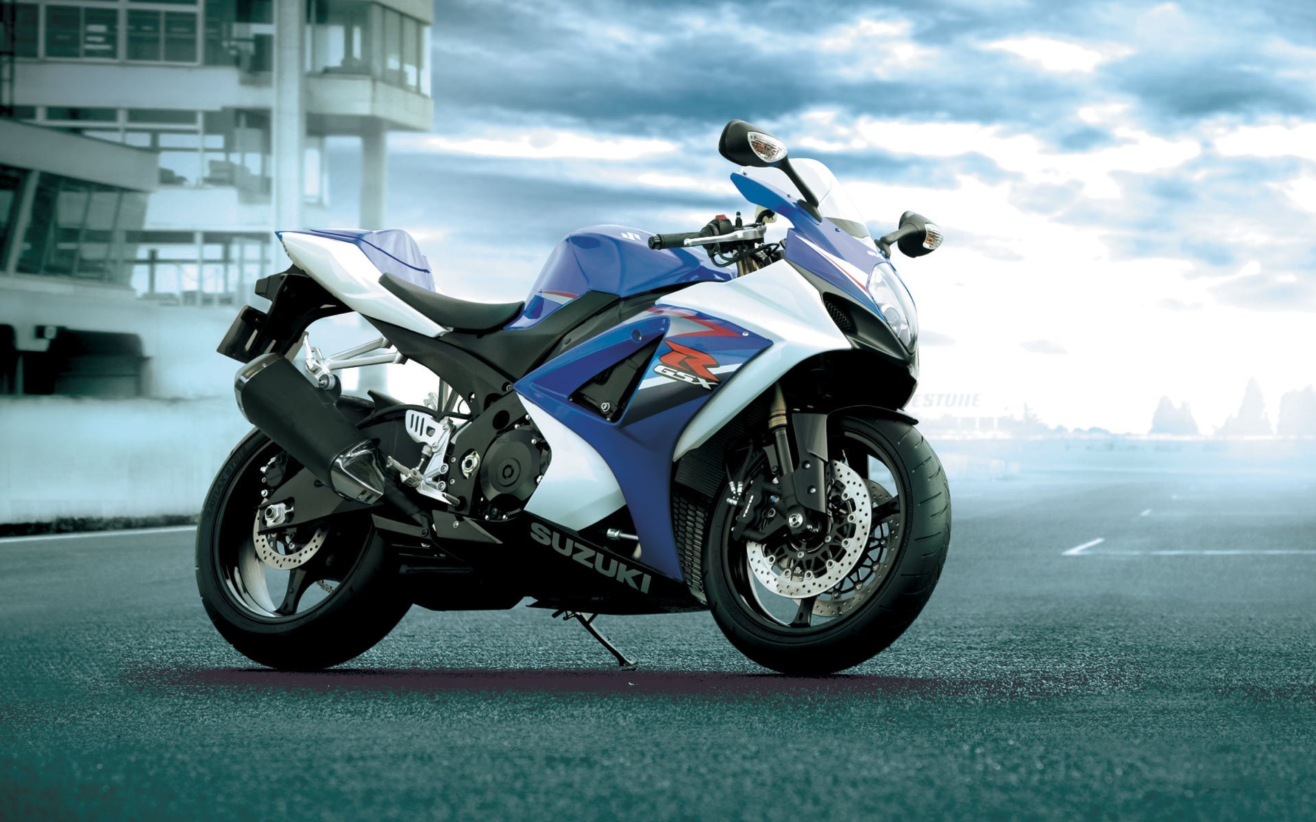 moto suzuki sport bike road