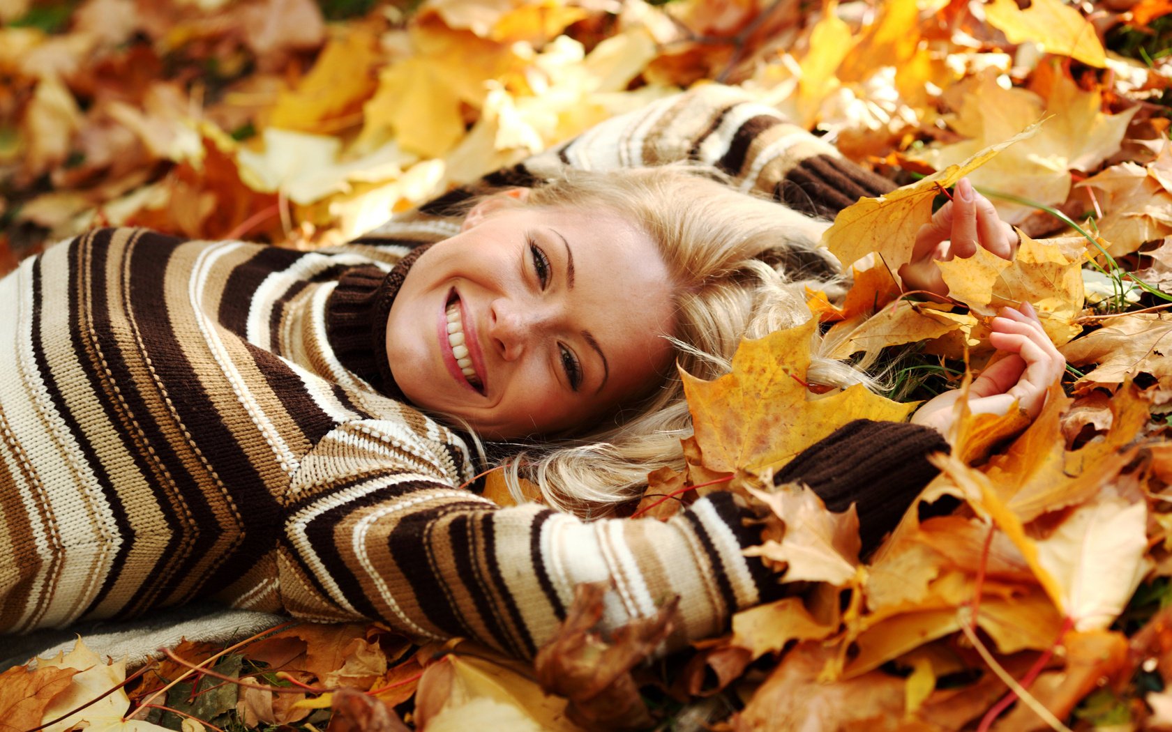 maglione bionda sorriso ragazza