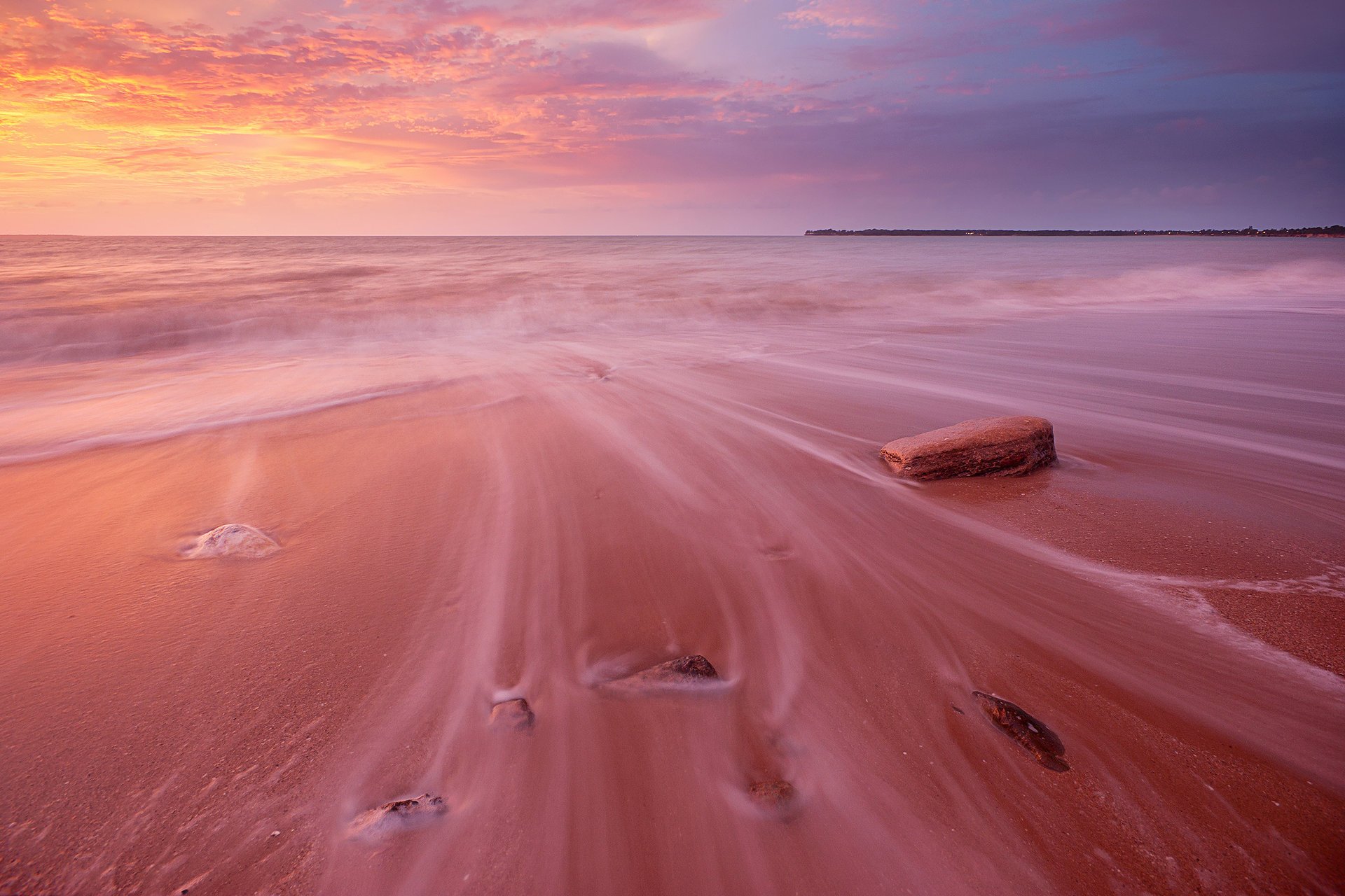 mar cálido rosas arena puesta de sol