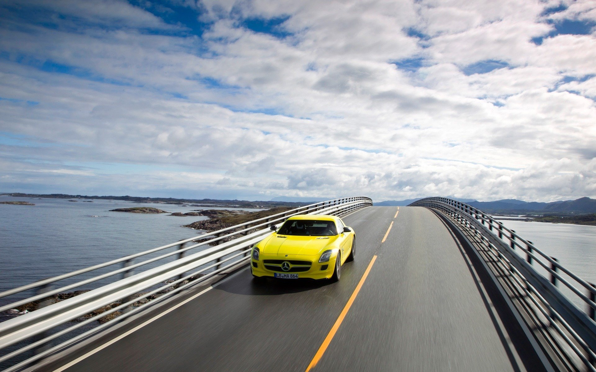 mercedes benz sls amg e-cell spur wolken