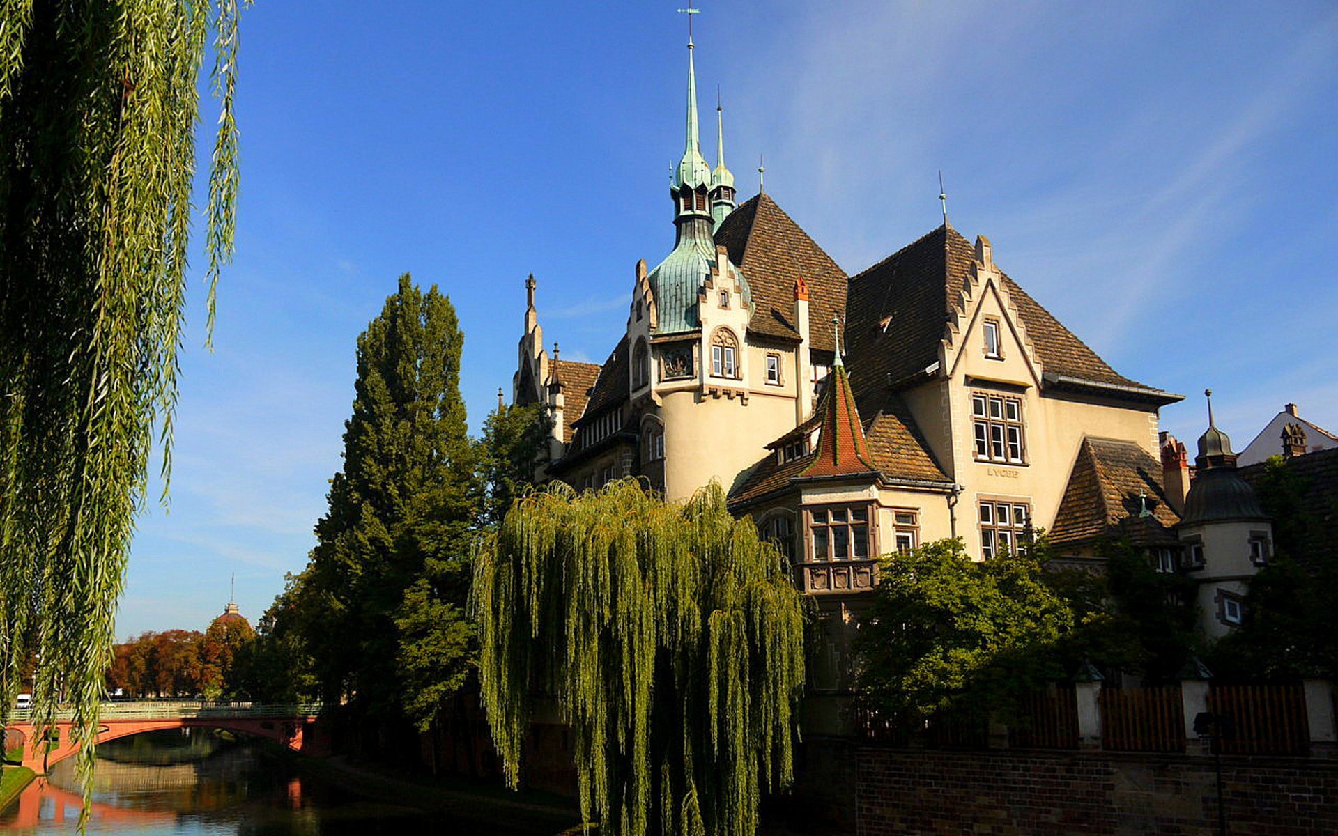 bâtiment arbres pont eau