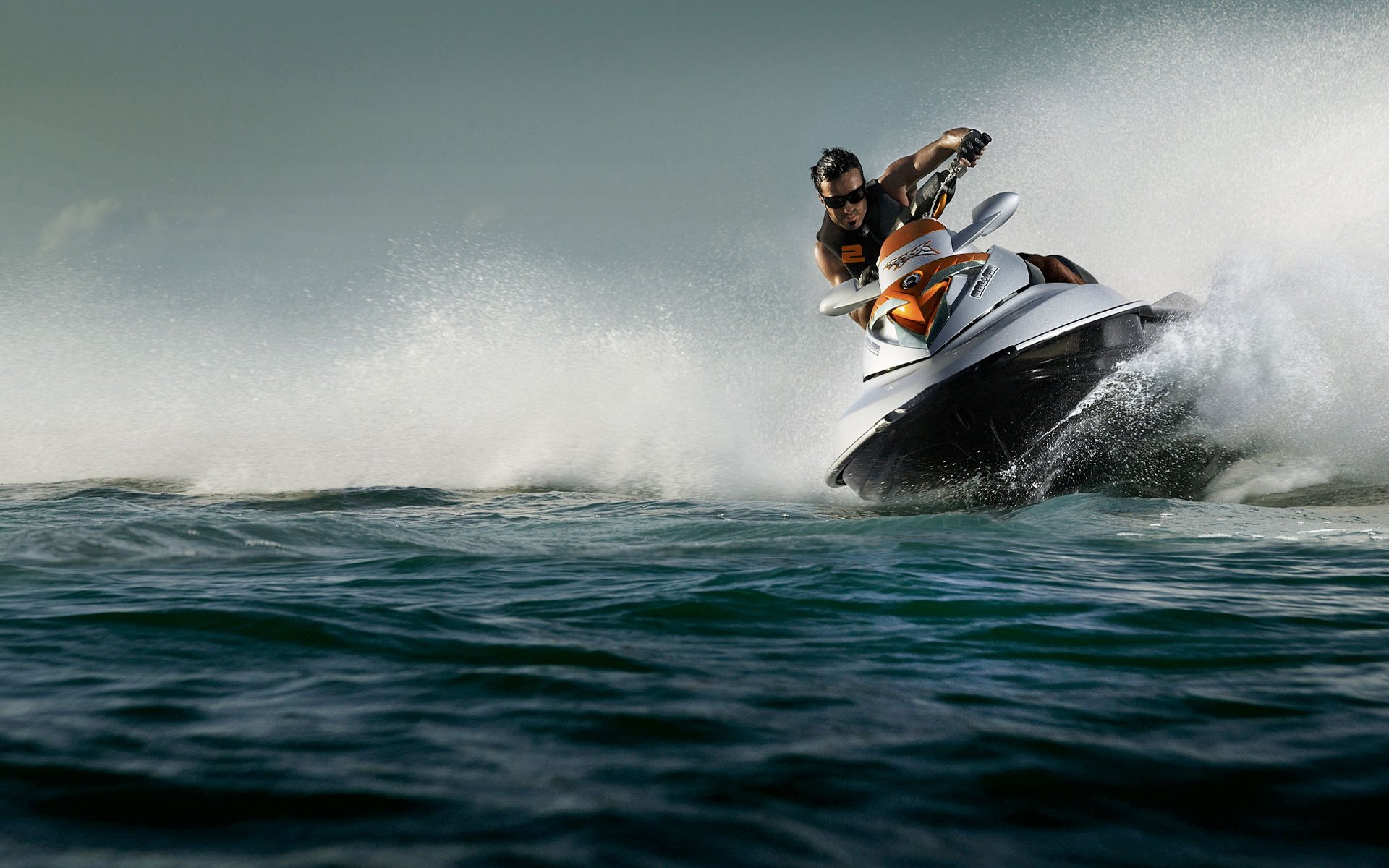 jet ski hombre agua salpicaduras