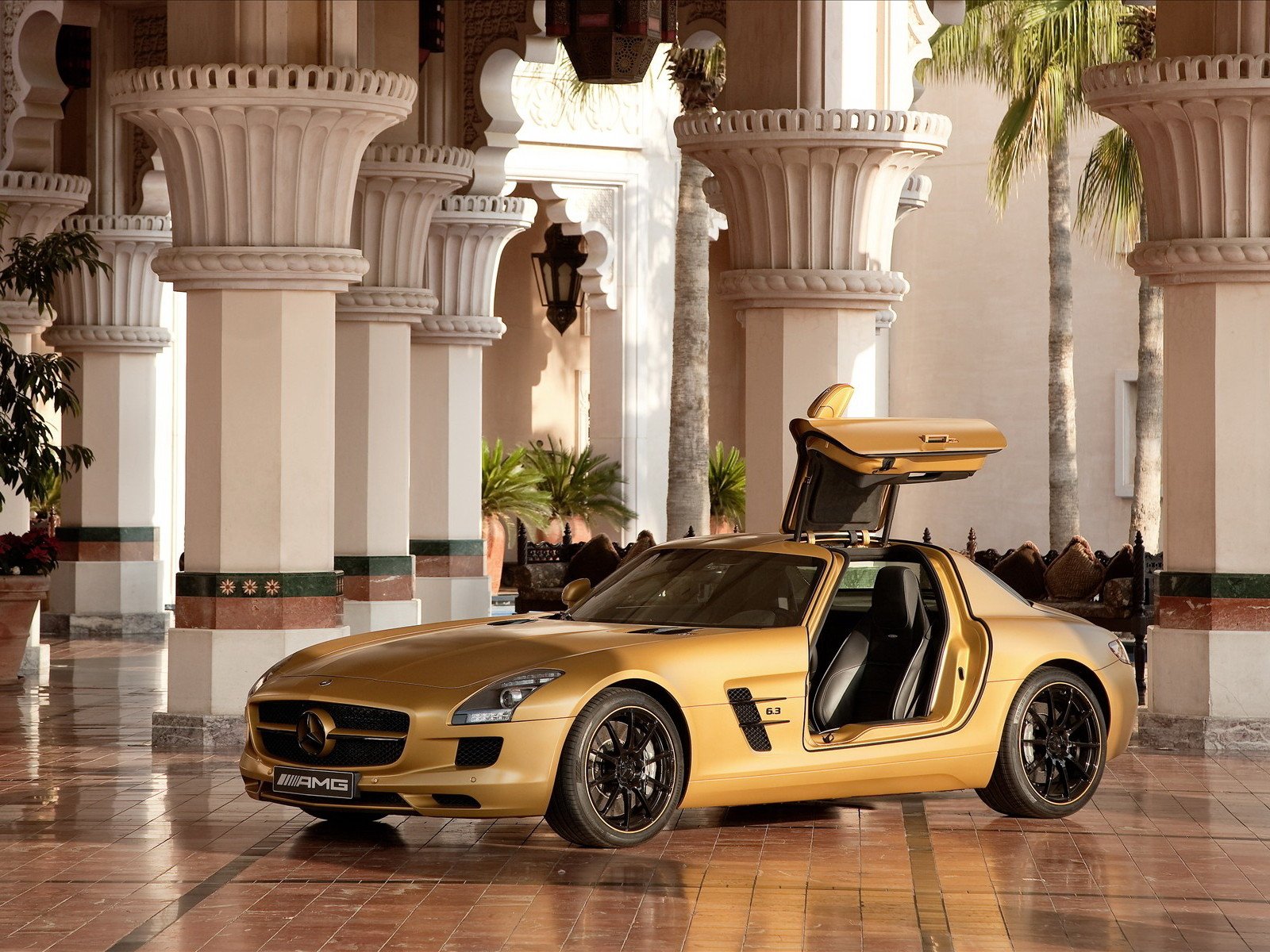 mercedes amg sls63 säulen golden tür halle