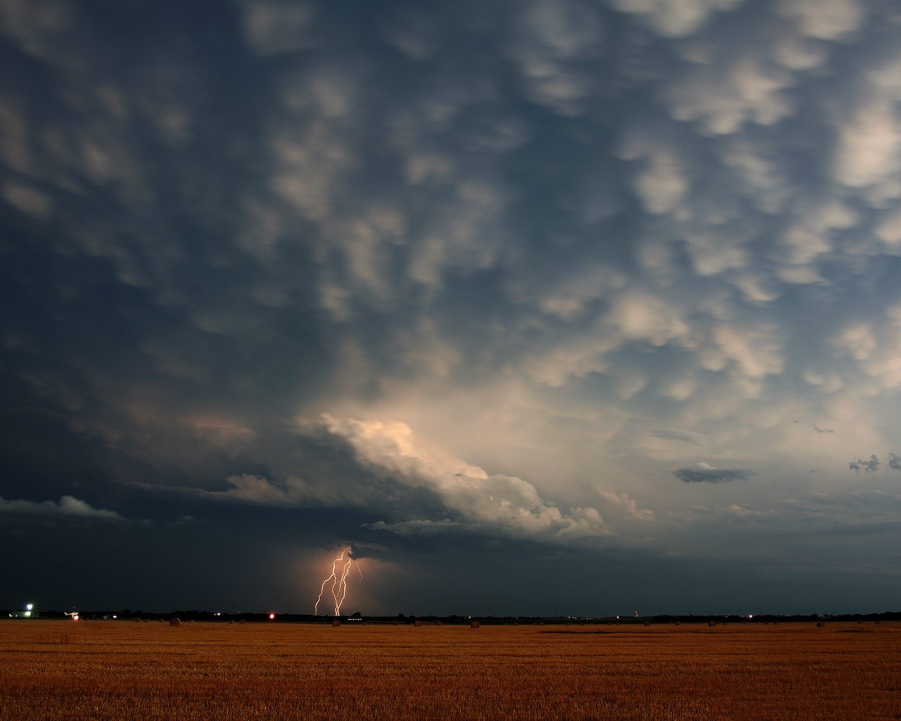 foudre champ nuages