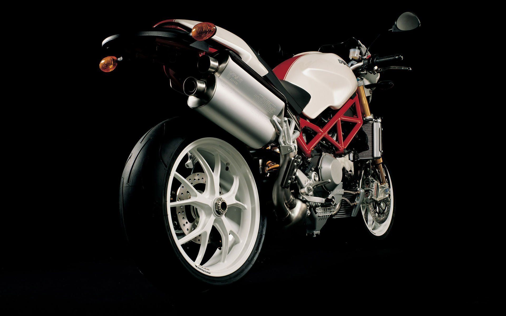 moto ducati rosso e bianco tecnica