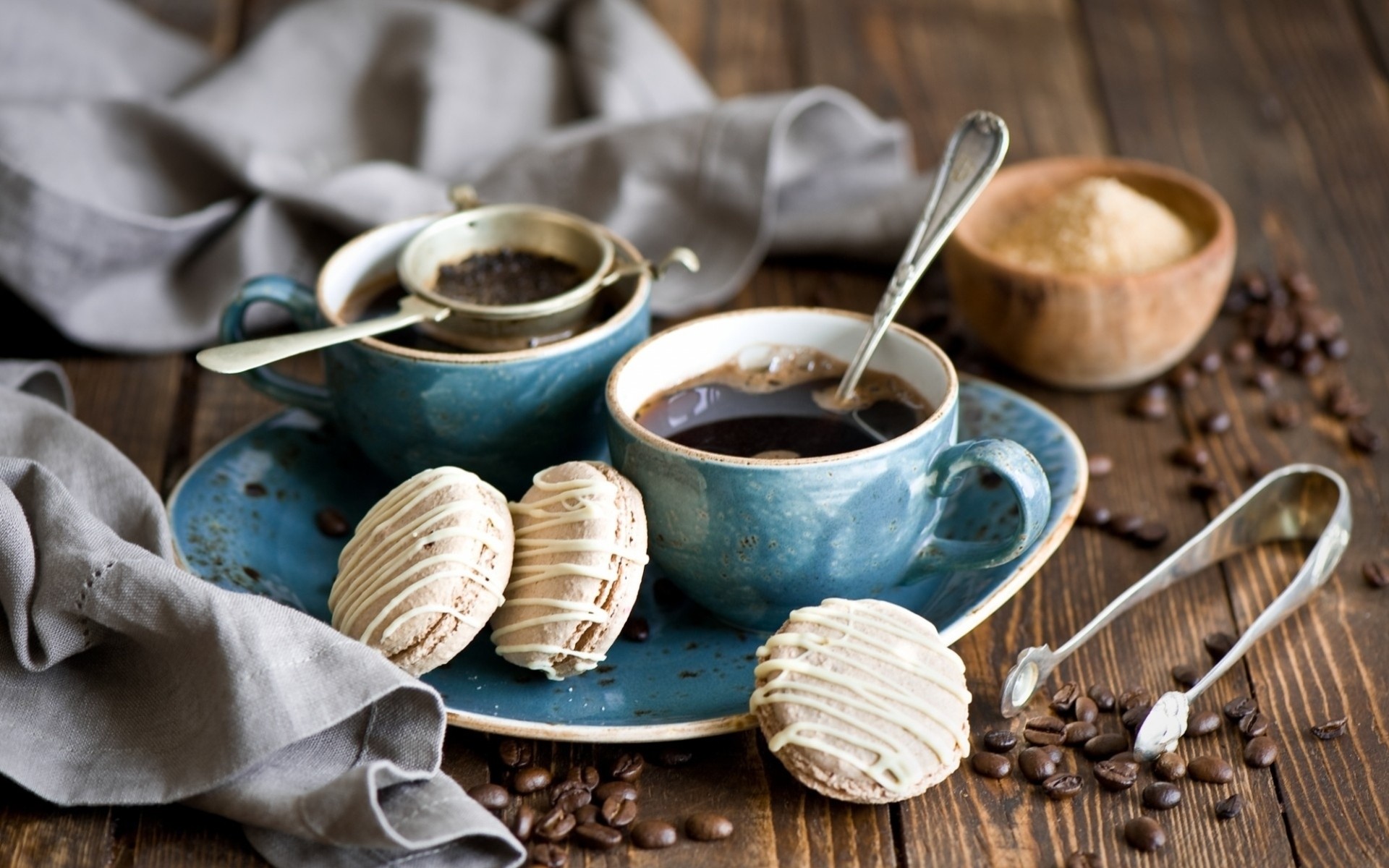 café granos cuchara galletas mesa taza