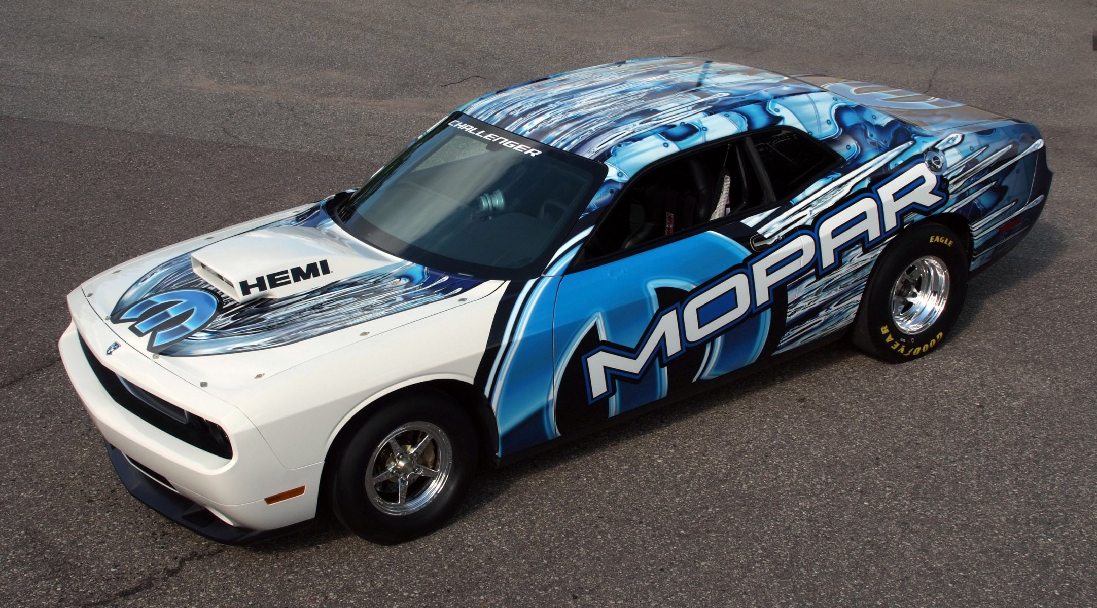 mopar dodge challenger drag race