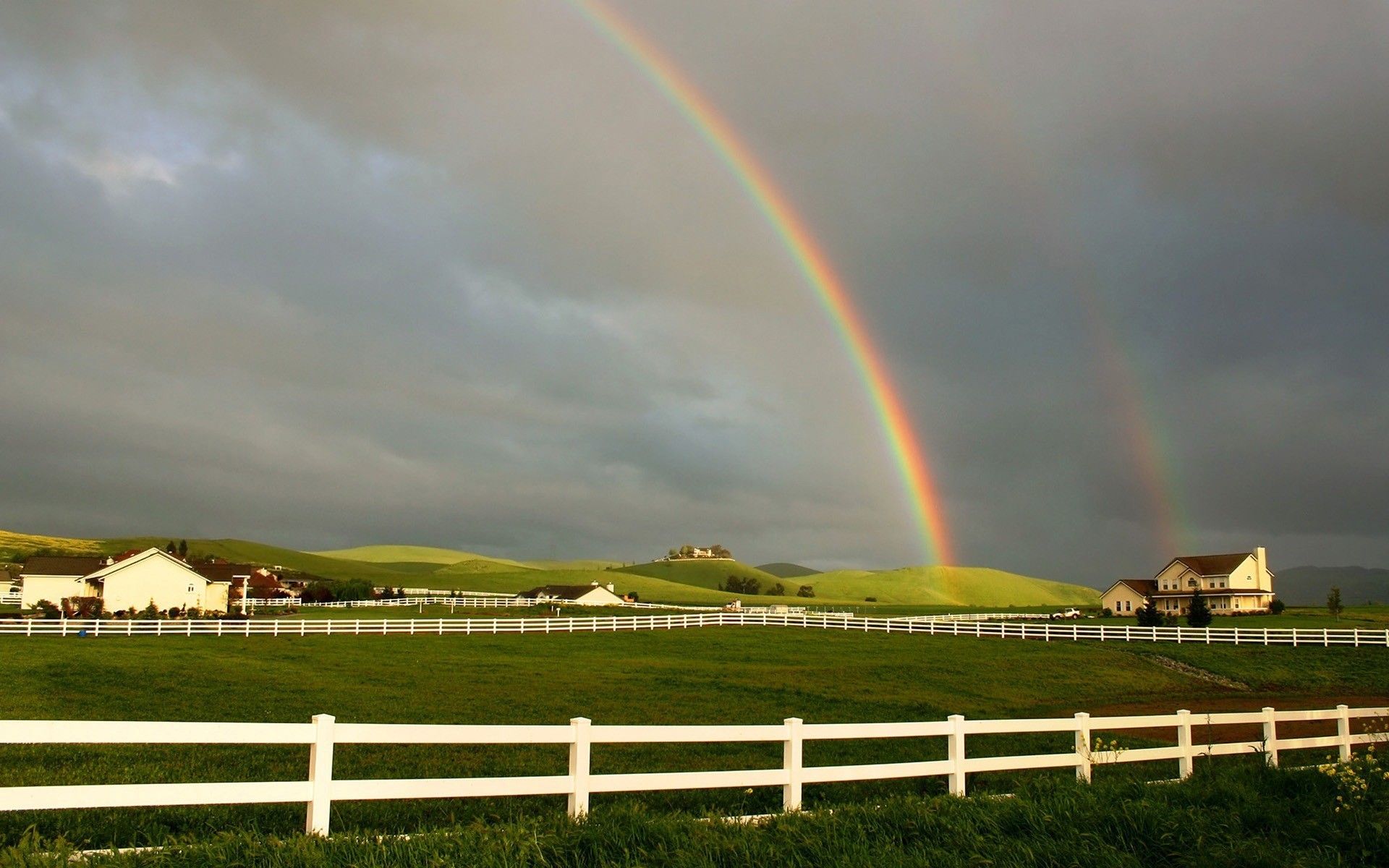 arc-en-ciel clôture champ