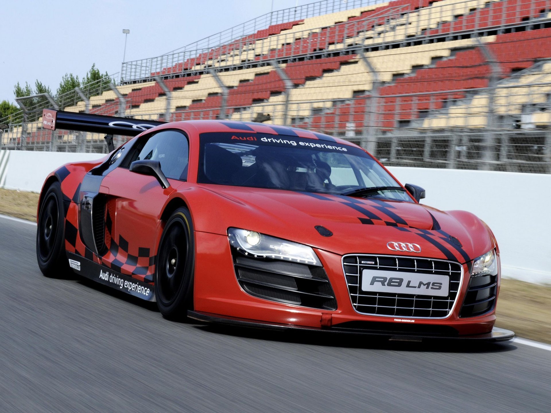 audi rouge piste tribunes