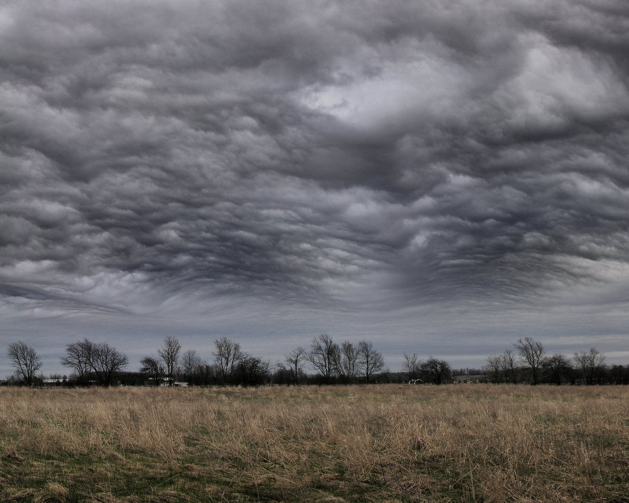 nuages tempête champ