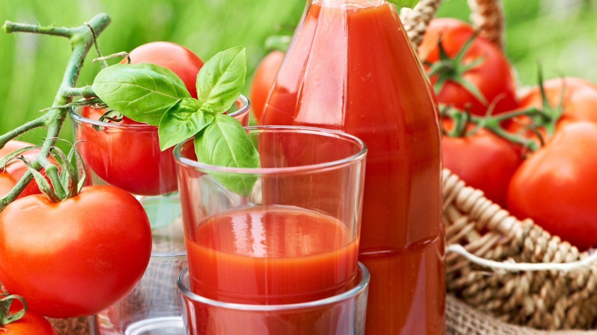 hopping juice tomato glass a bottle