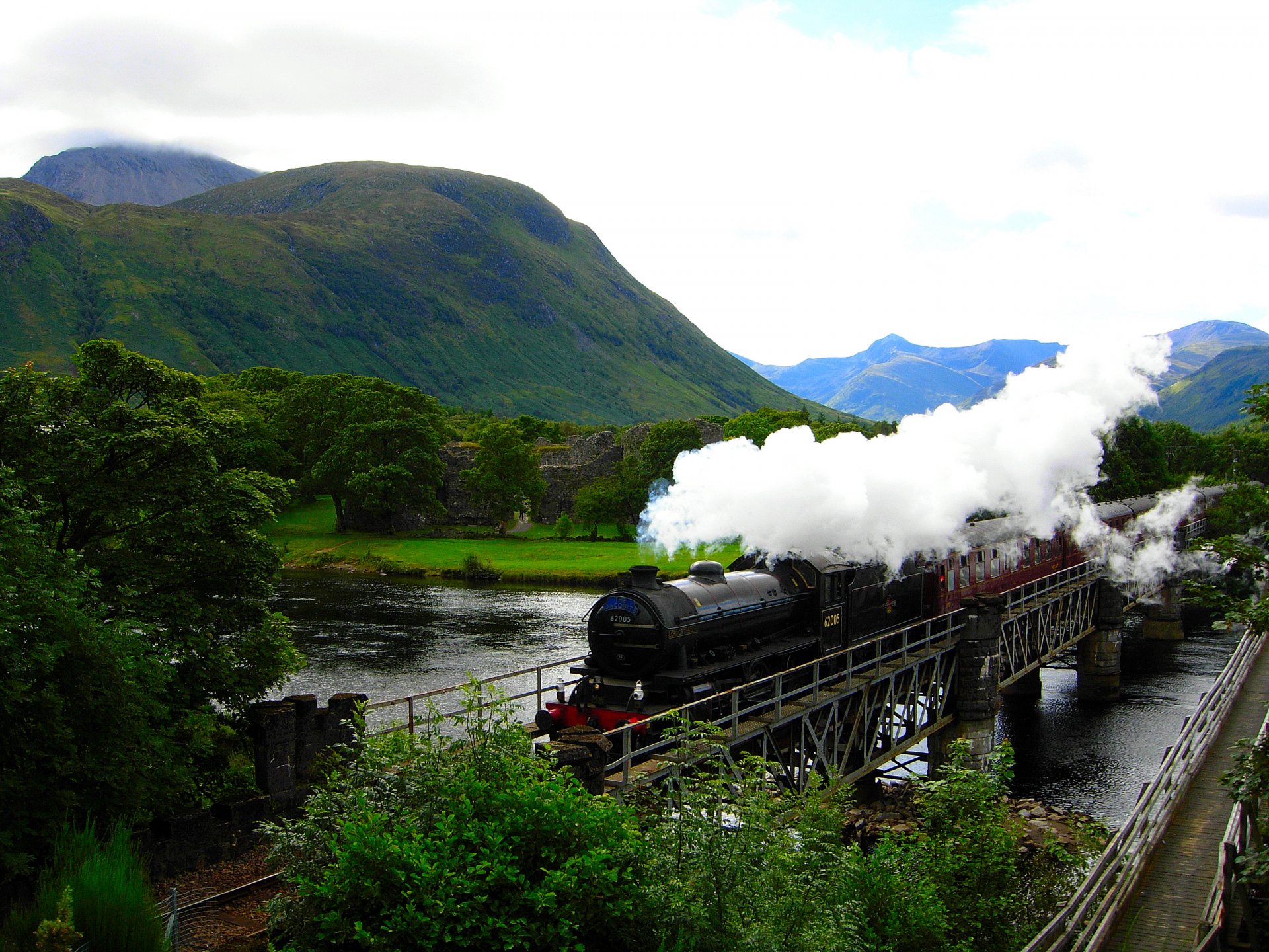 hogwarts express river mountain train