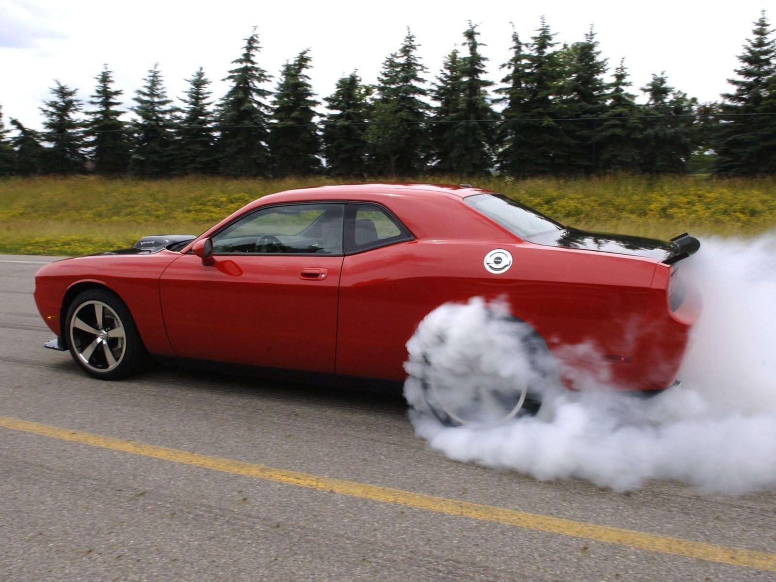 dodge challenger dym asfalt drzewa