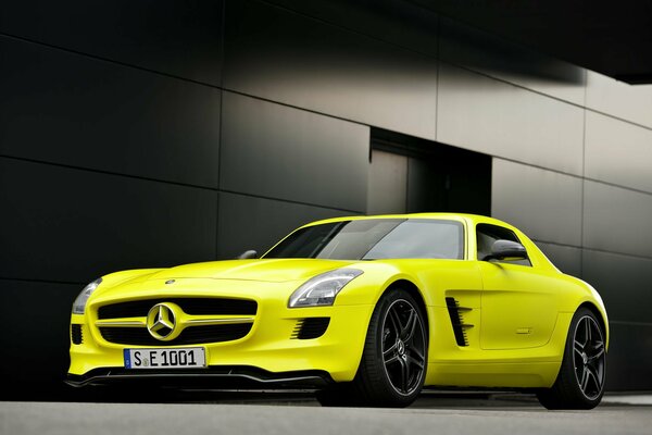 Image élégante de Mercedes benz jaune