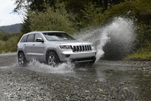 Jeep fährt Off-road, spritzt in verschiedene Richtungen